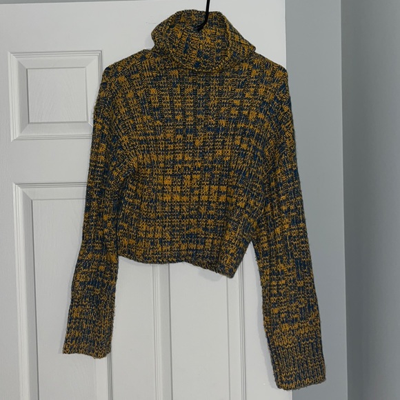 URBAN OUTFITTERS TURTLENECK Worn once - Picture 2 of 3